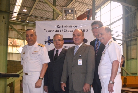     O comandante da Marinha, Moura Neto, acompanhado do presidente da NUCLEP, Jaime Cardoso, e de diretores da ICN e Odebrecht, na cerimônia de corte da primeira chapa do submarino SBR-02 em Ituaguai. Foto: NUCLEP, setembro de 2013